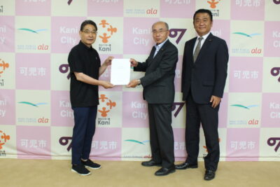 可児市議会建設市民委員会委員長が提言書を市長に手渡す様子の写真