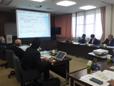 地域支え愛ポイント制度の取組の説明を受けられる様子